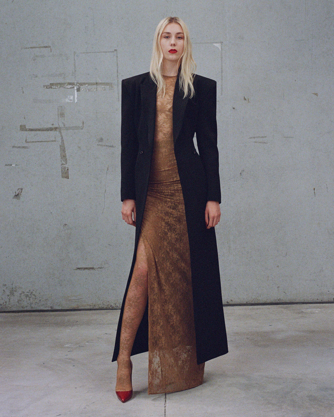 Alex Perry Pre Fall 2025 Look 24 — Double Breasted Contour Coat in Wool Suiting, Sleeveless Bodysuit in Lace, Tucked Column…