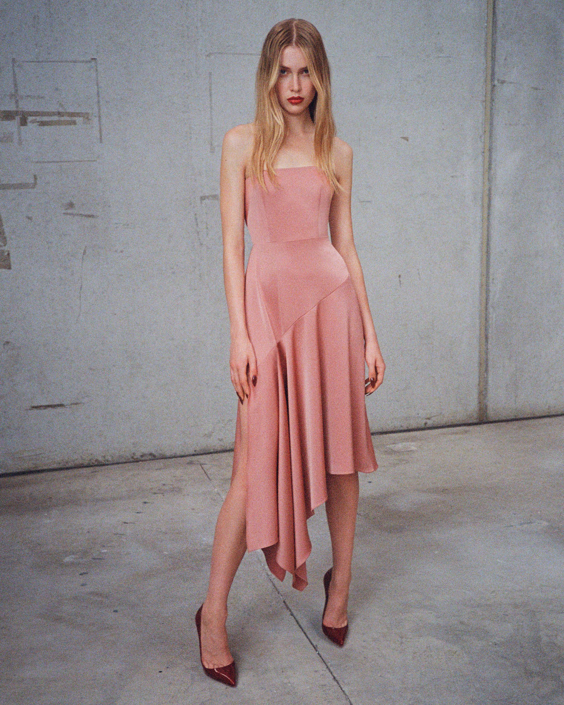 Alex Perry Pre Fall 2025 Look 50 — Strapless Asymmetric Dress in Satin Crepe