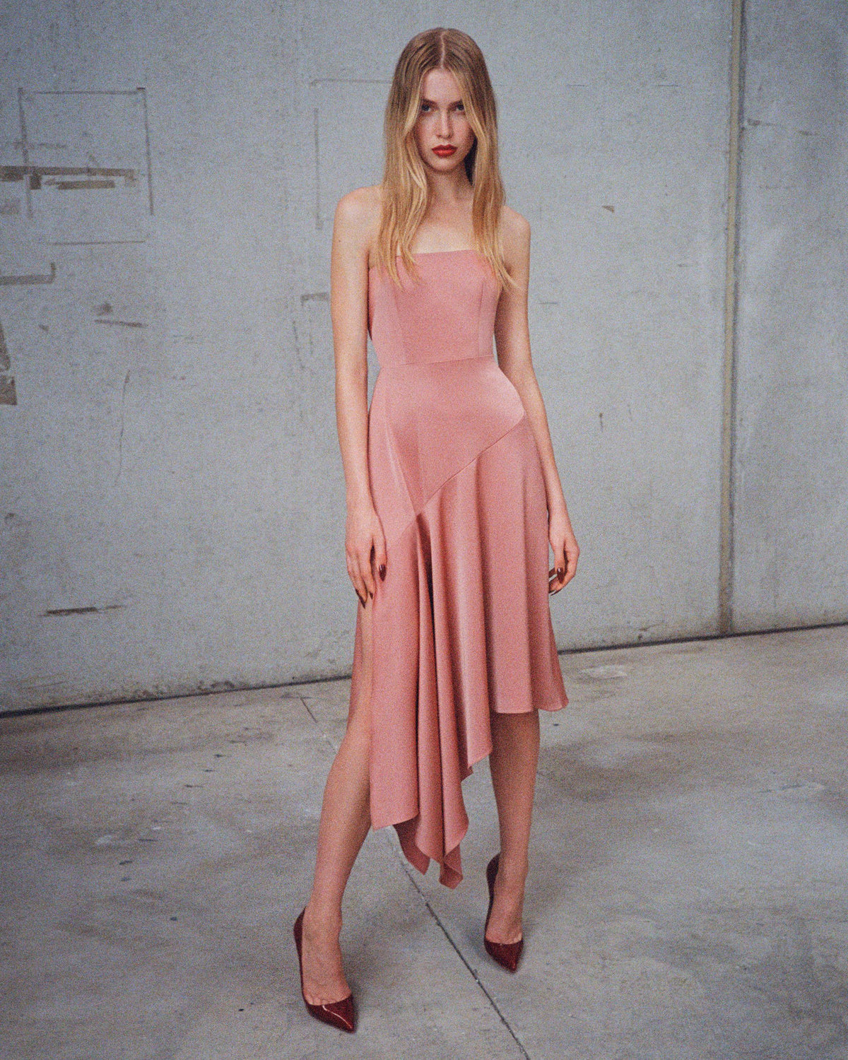 Alex Perry Pre Fall 2025 Look 50 - Strapless Asymmetric Dress in Satin Crepe